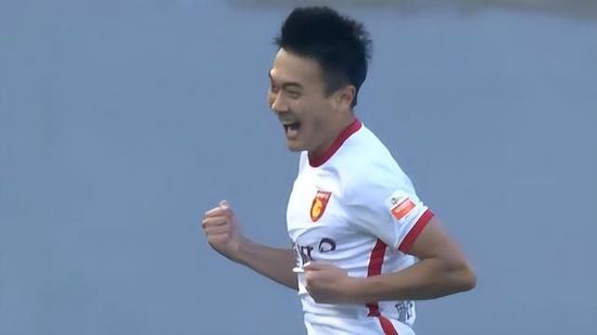 休息归来雷霆抢开局轰出18-8的攻势一举扭转局势，整个第三节也成了亚历山大和基迪的表演秀，前者砍下16分，后者送出11分5助攻，在两人的带动下雷霆轰出单节40分并依据建立起两位数领先；这之后雷霆一度拿到18分的领先优势，绿军及时反弹迅速打出10-0的攻势缩小分差，雷霆则一路溃败导致分差被缩小至2分，不过杰威最后打进致命进球加上球队稳定罚球奠定胜局。